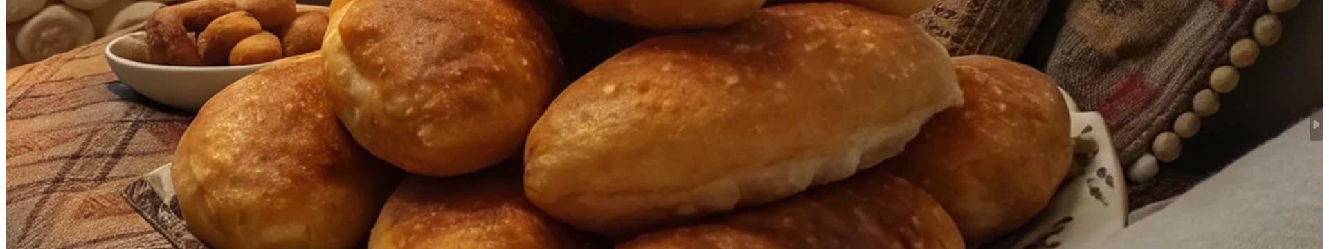 Beignets frits aux œufs et aux oignons verts sur du kéfir