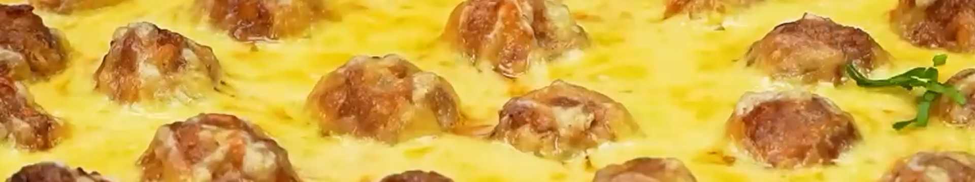 Boulettes de viande sur un lit de pommes de terre