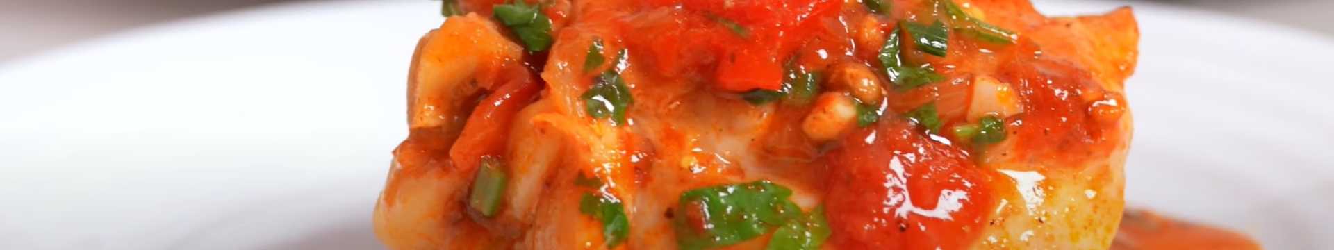 Poulet chakhokhbili classique à la géorgienne, cuit à la poêle