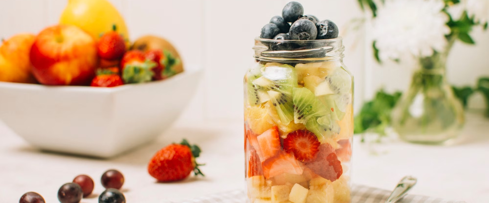 Fruits en conserve en bocaux : pommes, poires et pêches