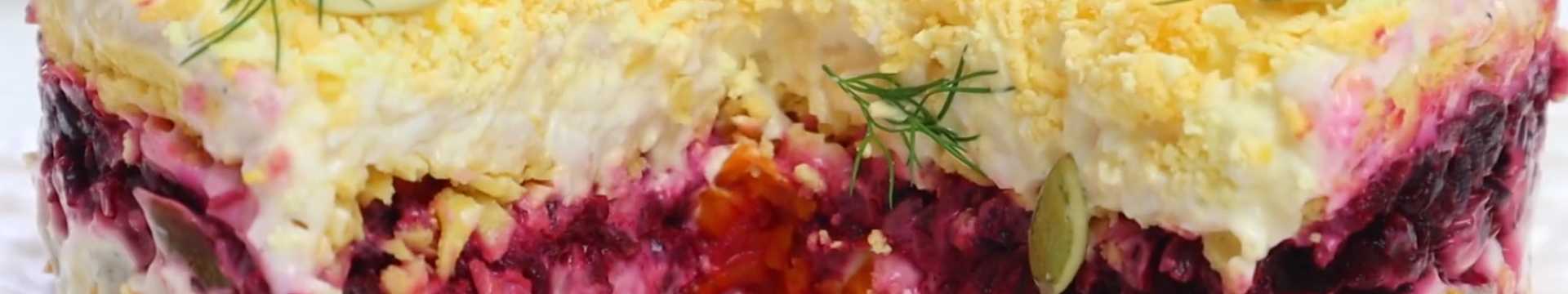 Hareng sous un manteau de fourrure avec du poulet