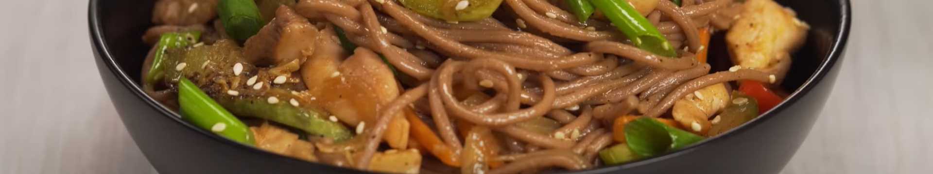 Soba au poulet et aux légumes