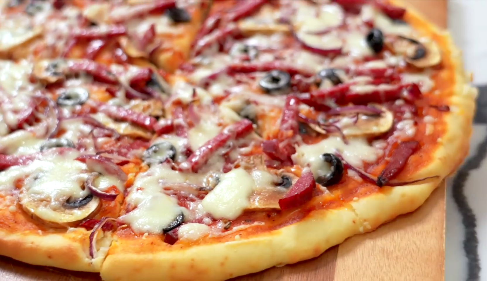 Image du plat : Pizza à pâte liquide et saucisse