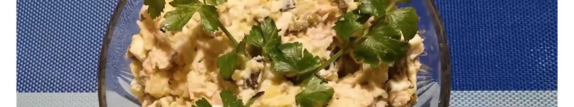 Salade moscovite classique au poulet et aux cornichons