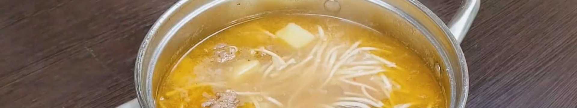 Soupe classique aux boulettes de viande et aux vermicelles