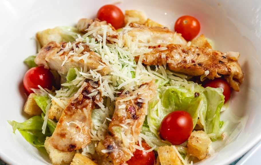 Recette : Salade César au poulet et croûtons croustillants