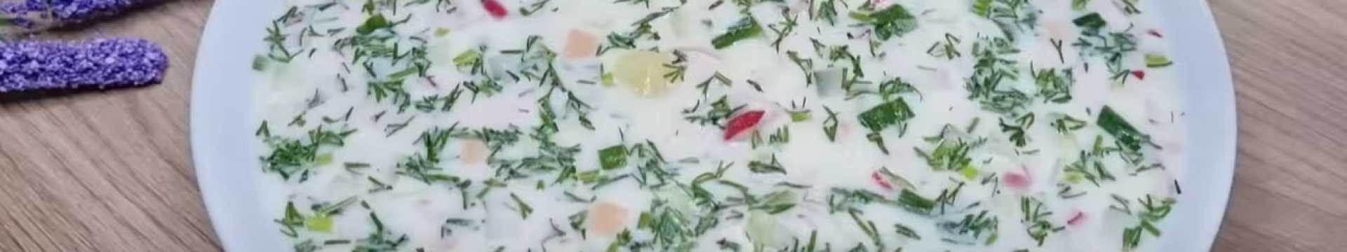 Okroshka avec de l'eau, de la mayonnaise et de l'acide citrique