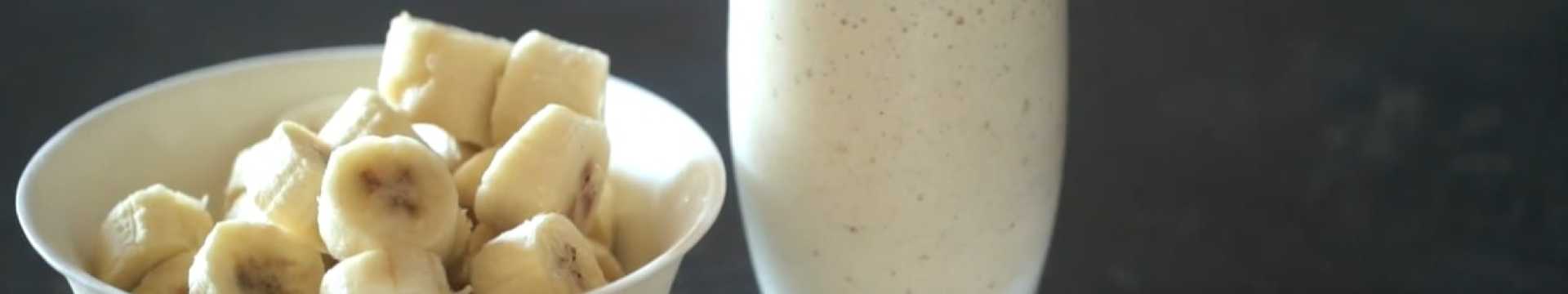 Smoothie au lait et à la banane brûlée