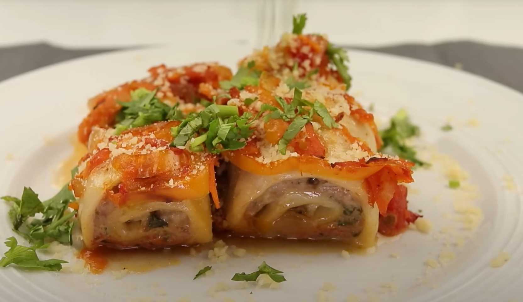 Image du plat : Rouleaux de viande cuits au four dans du pain pita avec des légumes