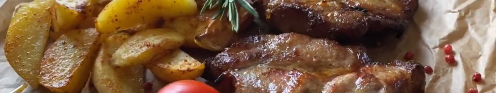 Steak accompagné de pommes de terre campagnardes