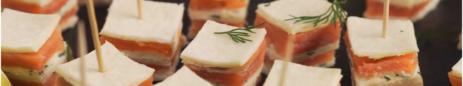 Canapés à étages au saumon