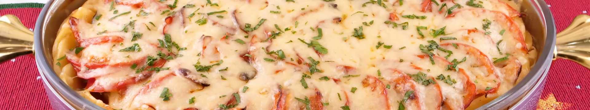 Filet de poulet cuit au four avec des champignons sous une croûte de fromage