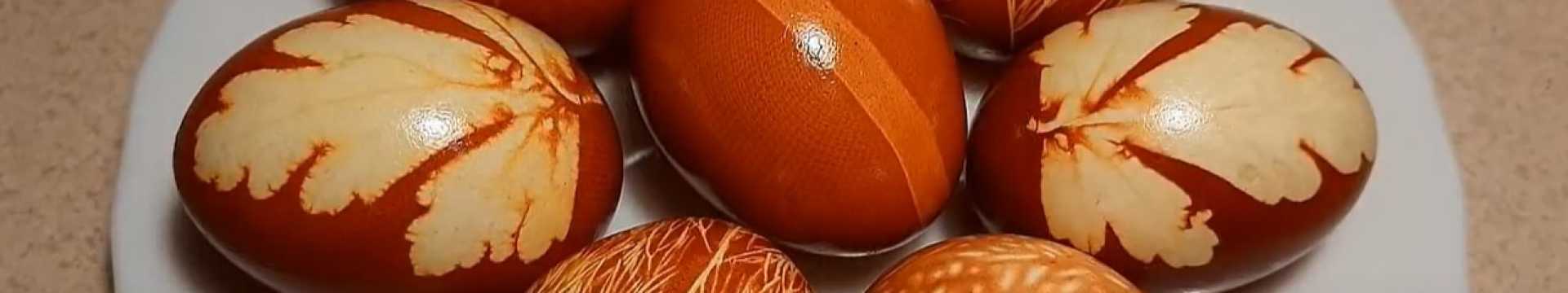 œufs de Pâques dans des pelures d'oignon