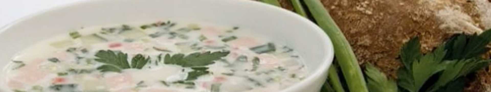 Okroshka classique avec saucisse sur l'eau