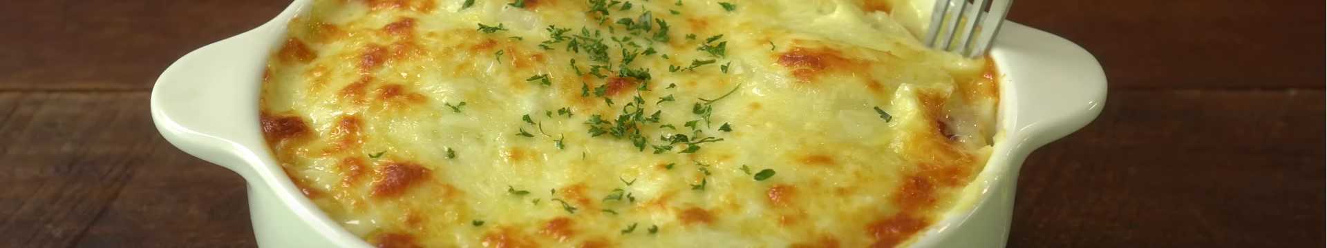 Pommes de terre au four dans une sauce crémeuse