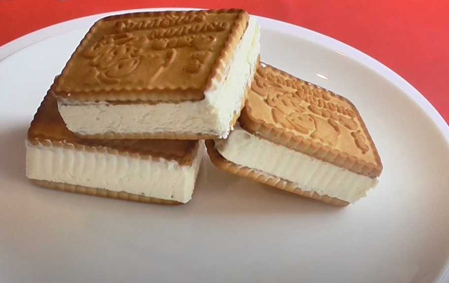 Recette : Glace Plombir au lait concentré et aux biscuits