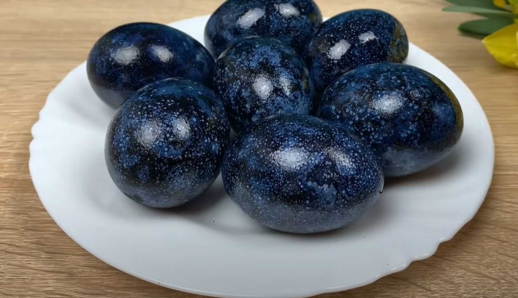 Image du plat : Comment teindre des œufs avec du thé d'hibiscus