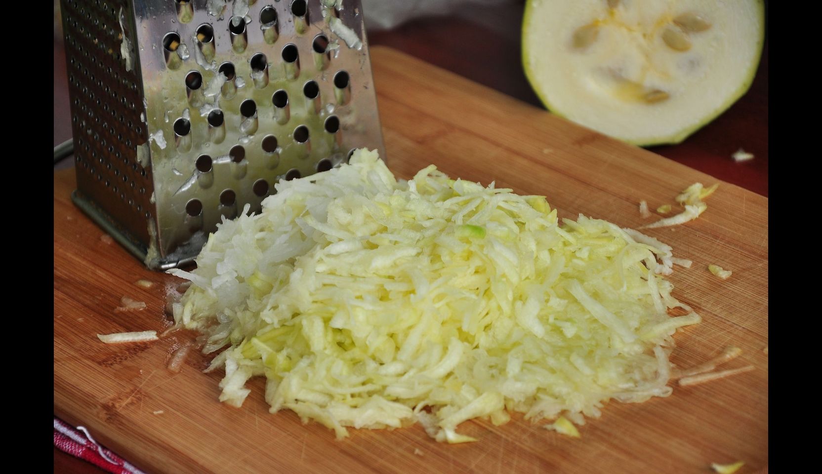 Râper les courgettes