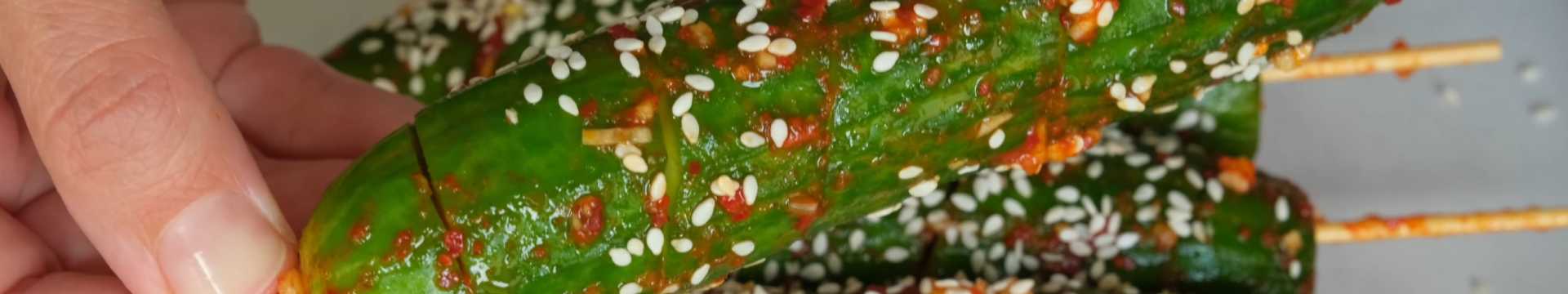 Kimchi de concombre express sur brochettes