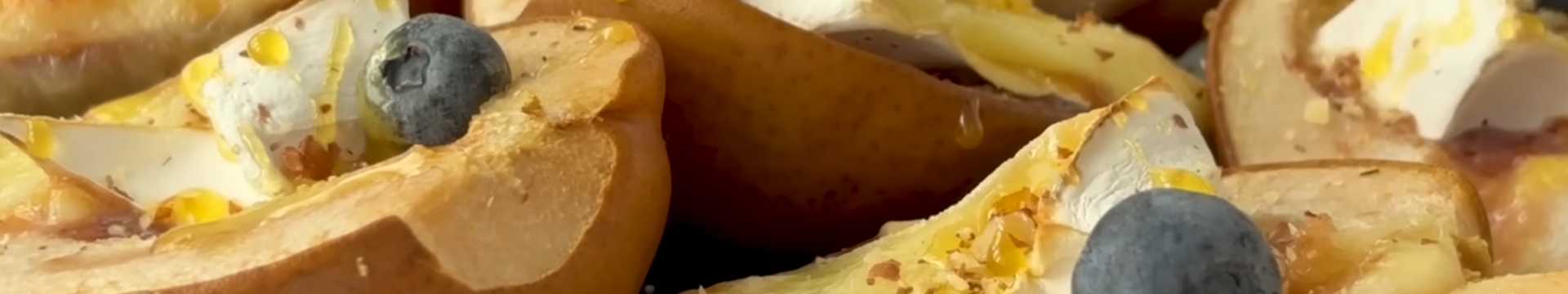 Poires cuites au four avec du camembert