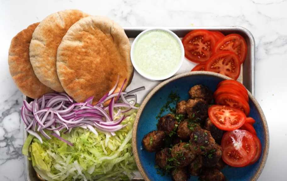 Recette : Boulettes de viande à la marocaine dans du pain pita