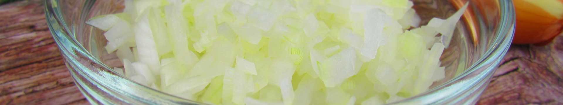 Oignons marinés pour accompagner le hareng sous un manteau de fourrure