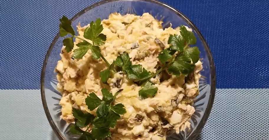 Recette : Salade Stolichny classique au poulet et aux cornichons
