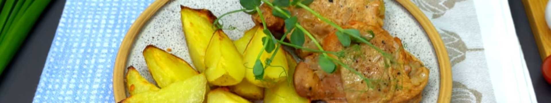 Cuisses de poulet mijotées au thé avec pommes de terre au four