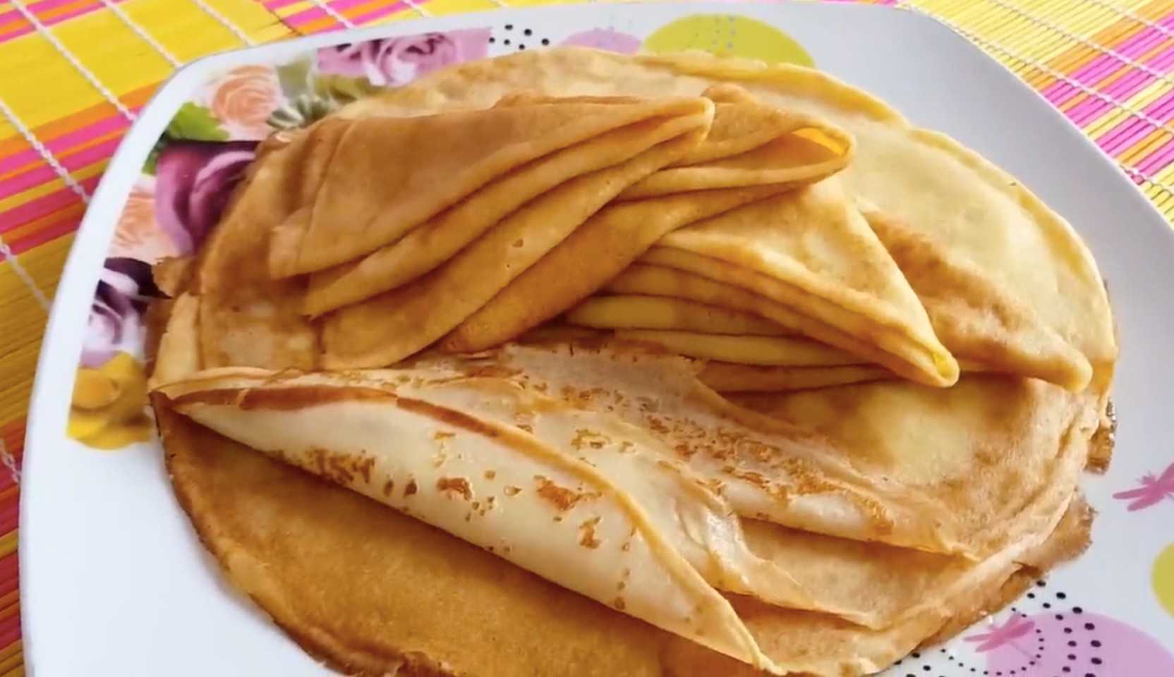 Une recette populaire : des crêpes fines au lait, aux œufs et au sucre