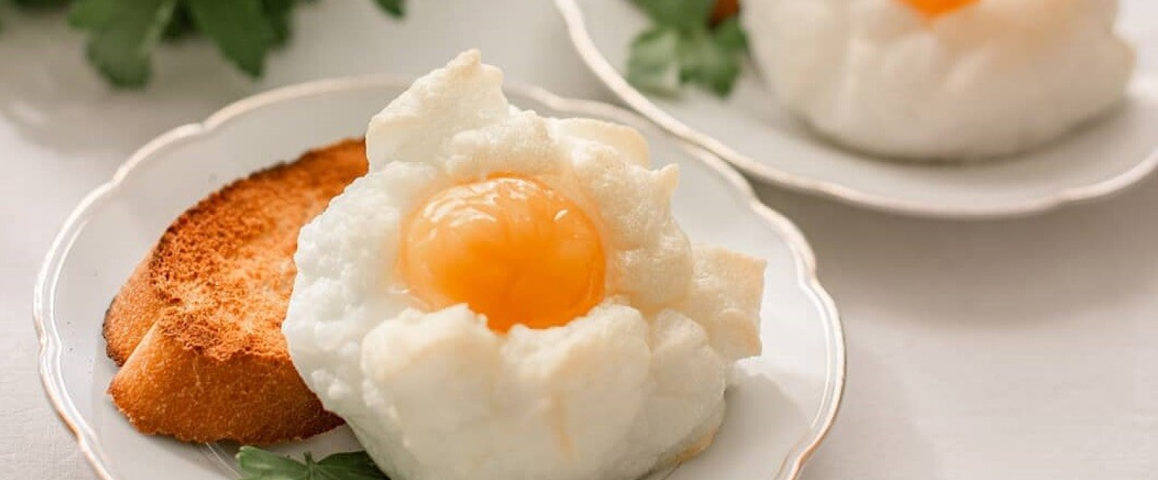 Une élégante omelette Orsini préparée avec des truffes et du parmesan, servie sur une assiette blanche raffinée.