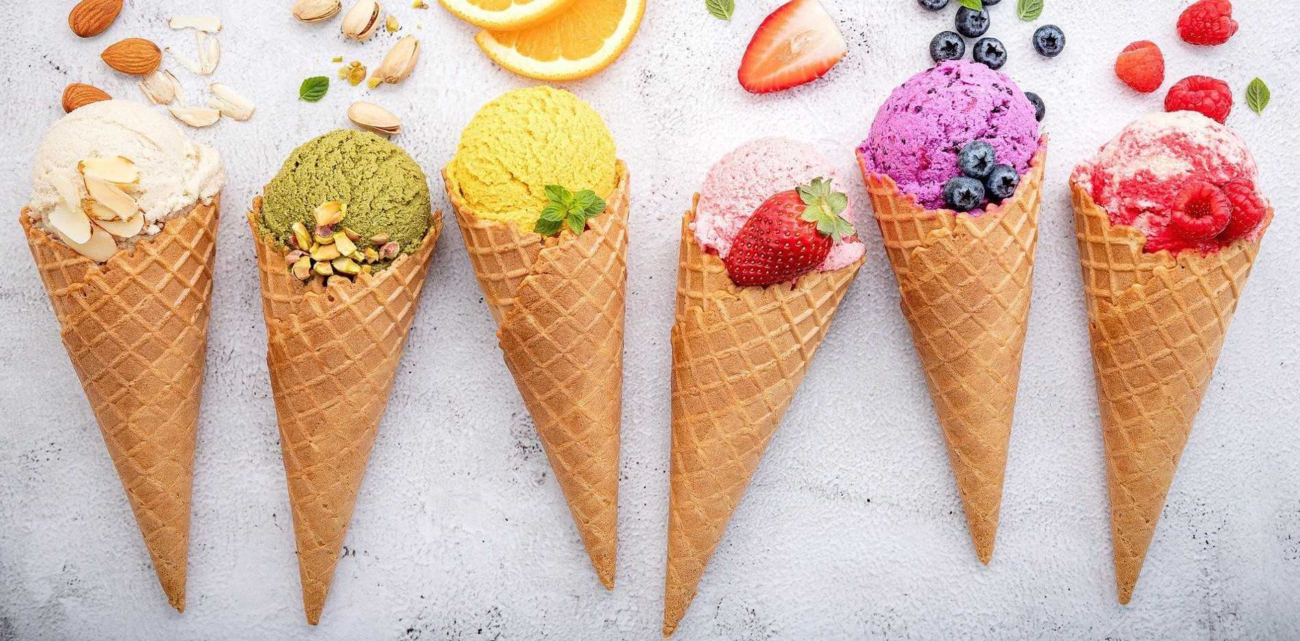 La glace est un plaisir estival pour les enfants et les adultes.