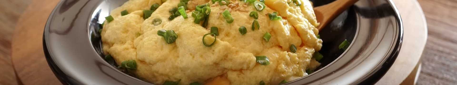 Omelette bouillie au fromage et aux oignons