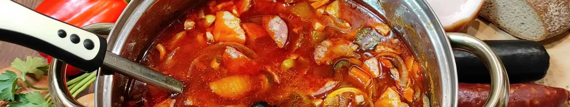 Solyanka avec saucisse et cornichons