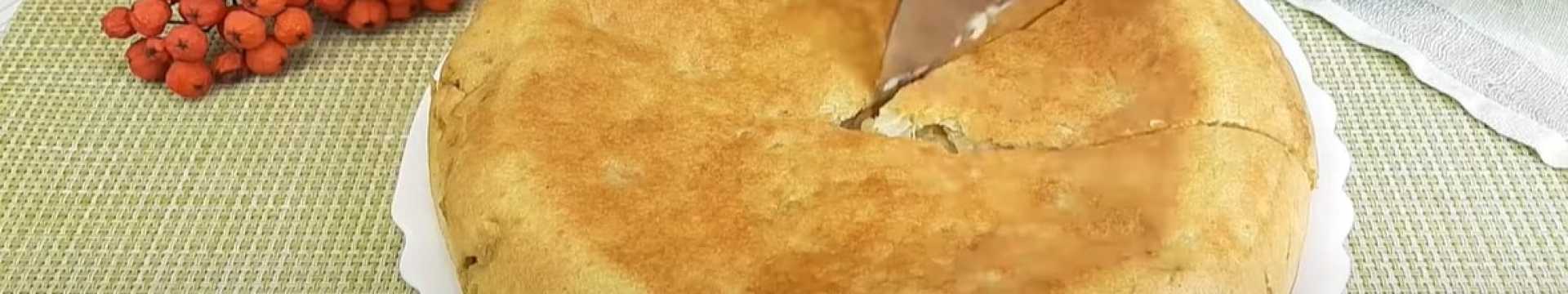 Tarte gélifiée au kéfir et au chou dans une poêle