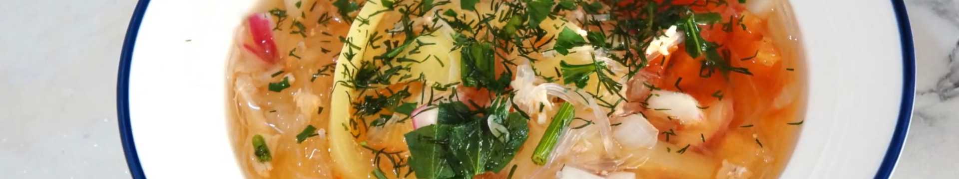 Soupe chinoise avec des champignons et du poulet