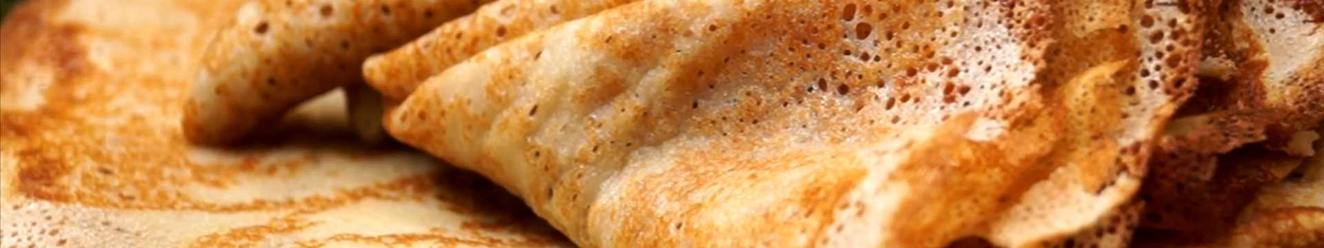 Crêpes dentelle avec de l'eau bouillante