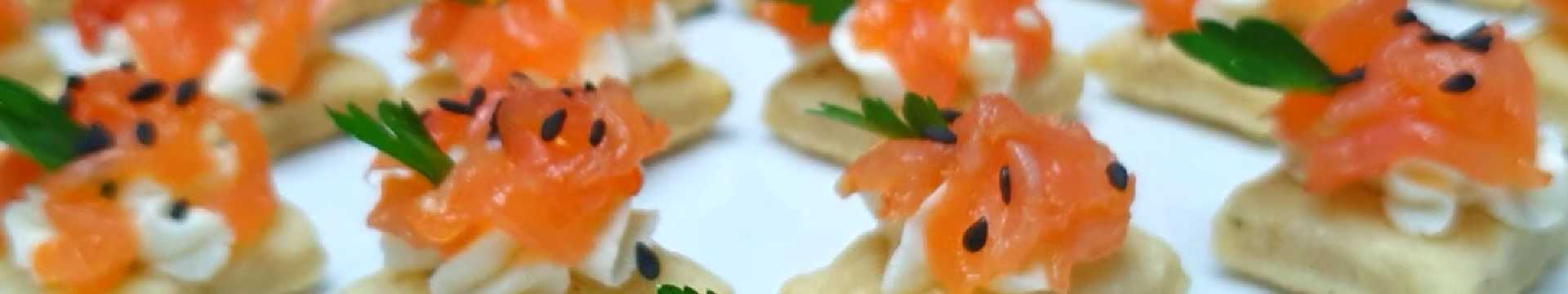 Amuse-bouche de poisson rouge sur biscuits au fromage