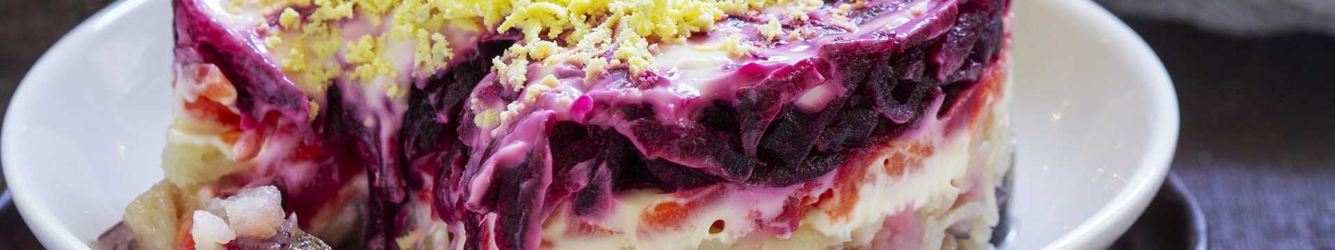 Hareng sous un manteau de fourrure avec du caviar de brochet