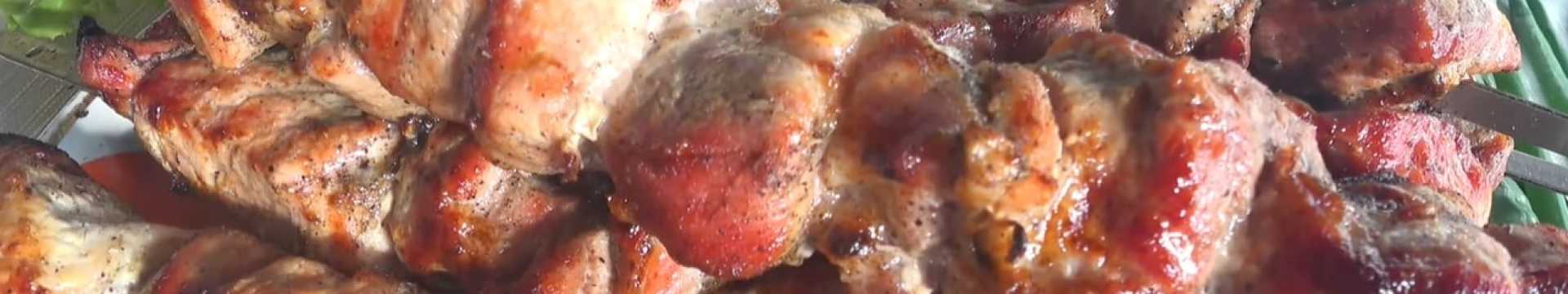 Brochettes de porc aux oignons dans de l'eau minérale