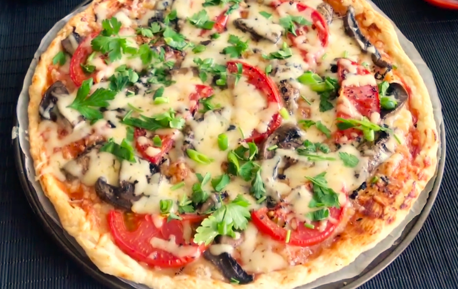 Recette : Pizza feuilletée aux champignons et aux tomates