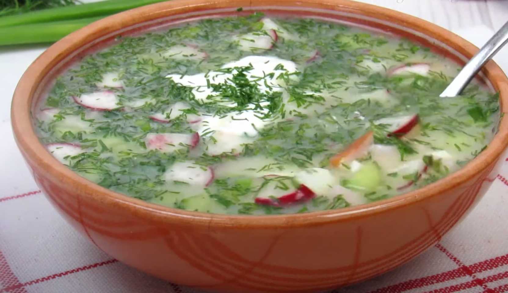 Image du plat : Okroshka classique avec saucisse et kvas, concombre frais et pommes de terre