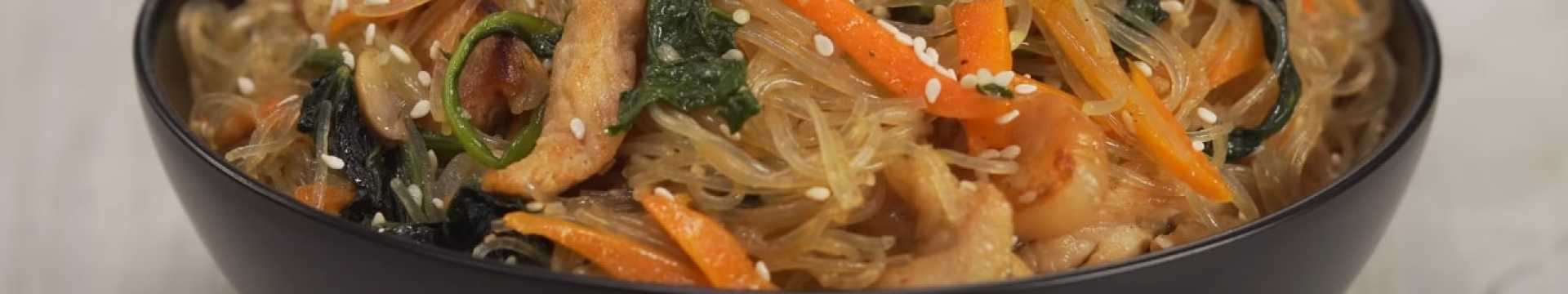 Funchose chaud avec viande et légumes