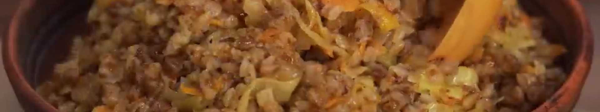 Bouillie de sarrasin avec du chou et des oignons