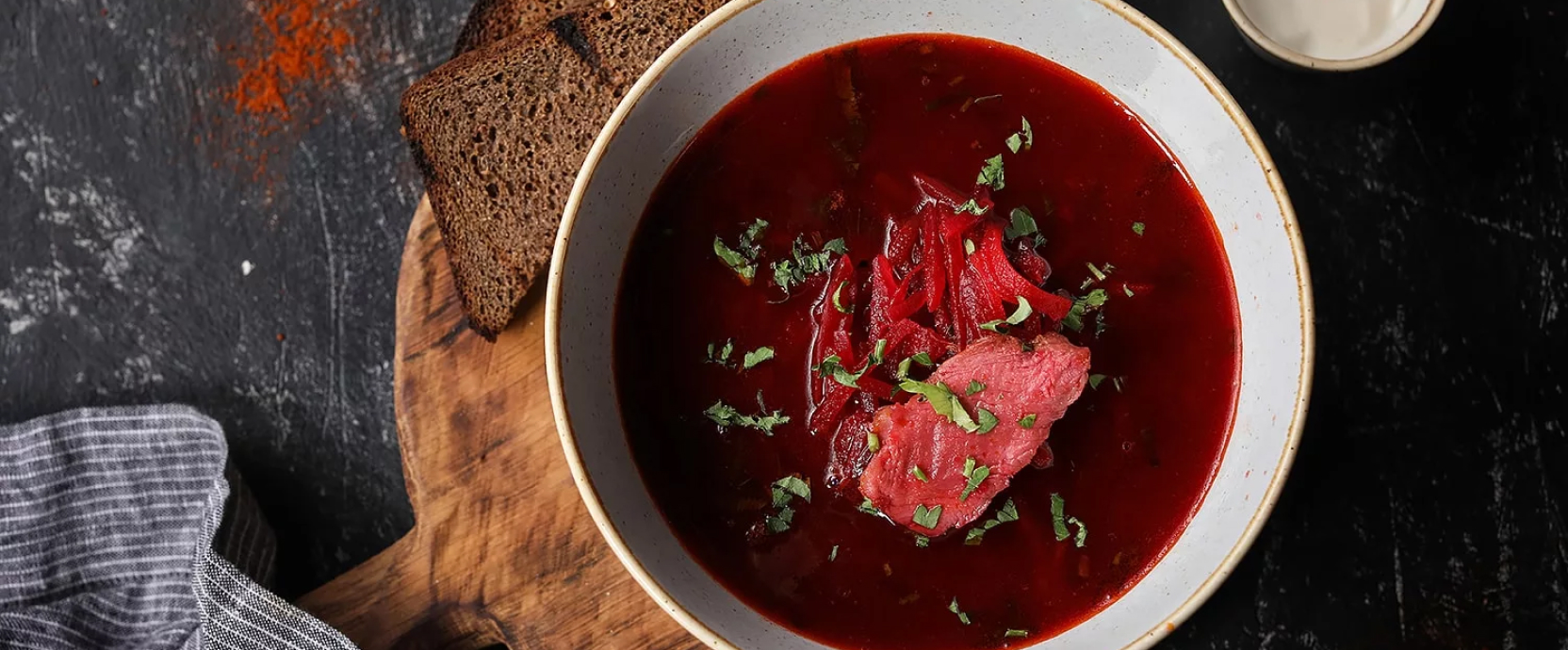 bortsch ukrainien classique à la viande, aux betteraves et au chou