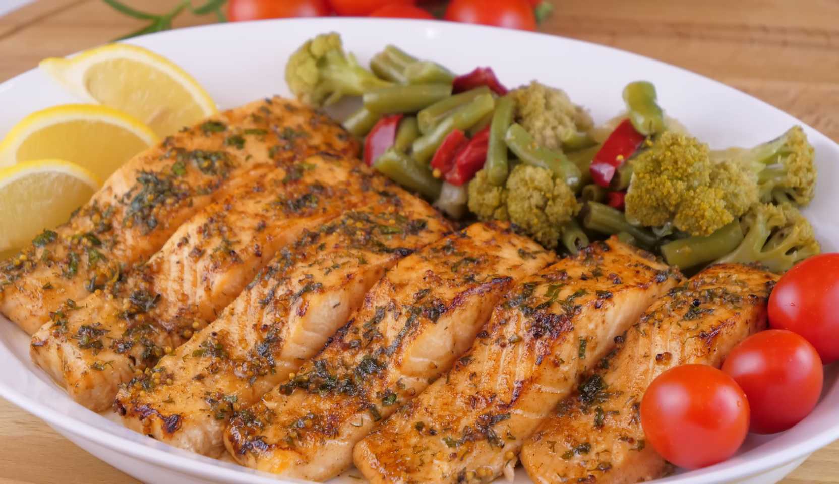 Image du plat : Saumon cuit au four avec des légumes