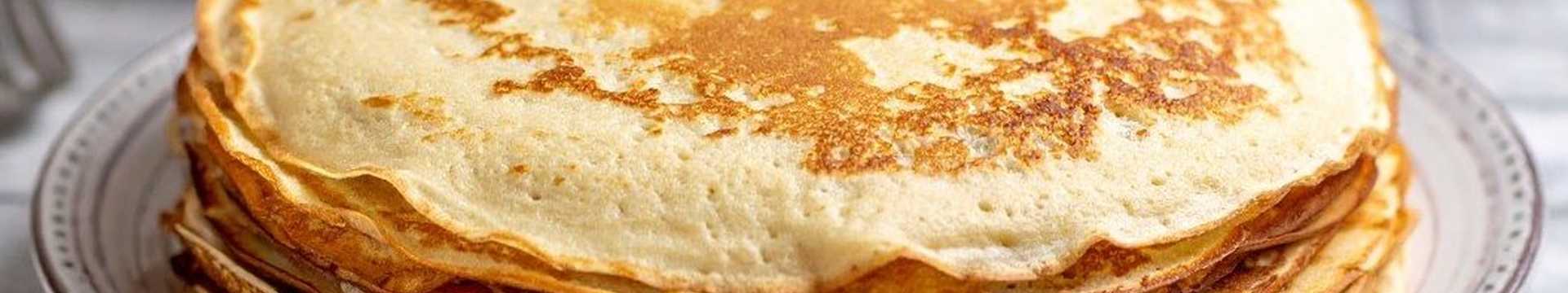 Crêpes avec du petit-lait et des trous