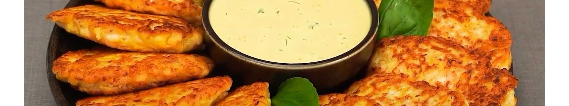 Escalopes de poulet avec du chou dans une poêle