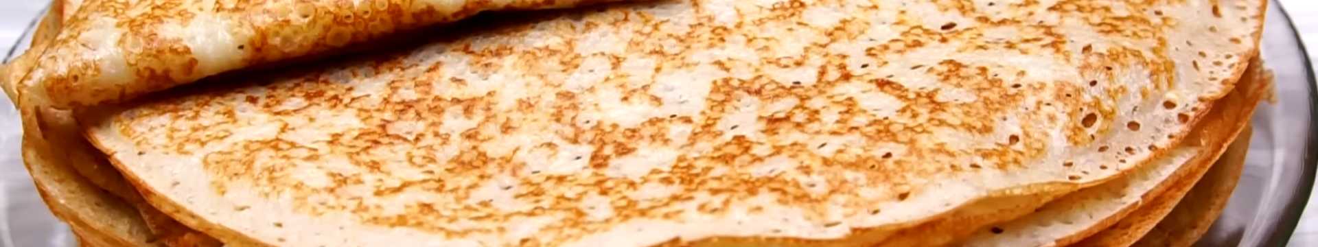 Crêpes fines au kéfir avec des trous