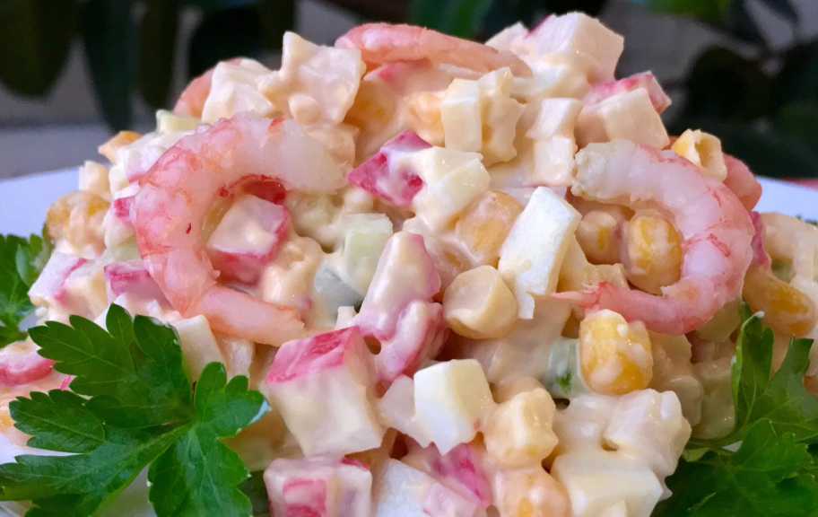 Recette : Salade festive aux bâtonnets de crabe, crevettes et maïs