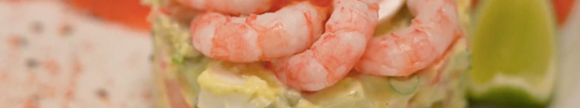 Salade Olivier aux crevettes et au poisson rouge